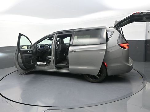 Used 2023 Chrysler Pacifica Touring-L w/ S Appearance Package FWD image 36