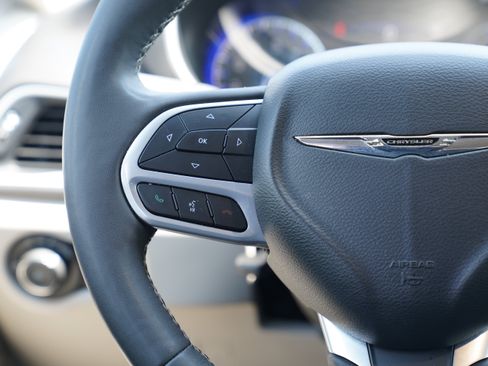 Used 2024 Chrysler Pacifica Touring-L FWD image 16