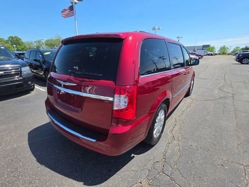 Used 2012 Chrysler Town & Country Touring-L w/ Entertainment Group #2 FWD image 5