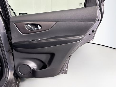 Used 2015 Nissan Rogue SV image 27