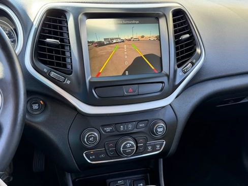 Used 2018 Jeep Cherokee Latitude Plus w/ Comfort/Convenience Group AWD/4WD image 18