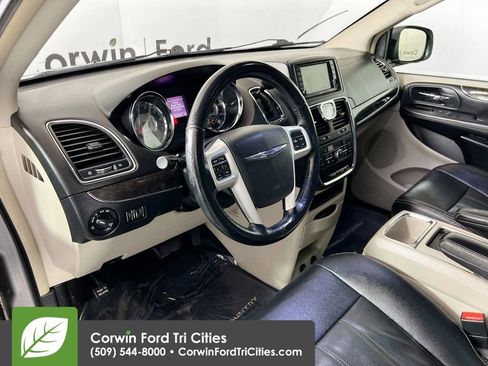 Used 2016 Chrysler Town & Country Touring w/ Driver Convenience Group image 3
