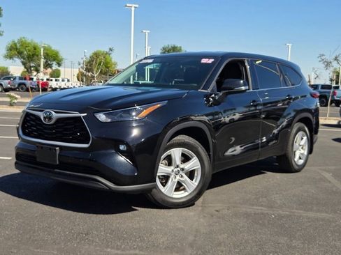 Used 2022 Toyota Highlander LE image 1