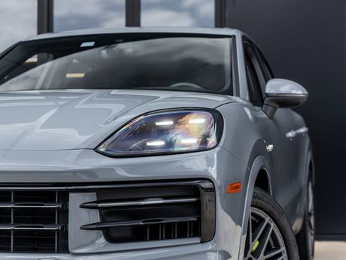 Certified 2024 Porsche Cayenne AWD/4WD image 16