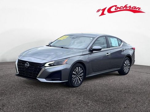 Used 2024 Nissan Altima 2.5 SV FWD image 11