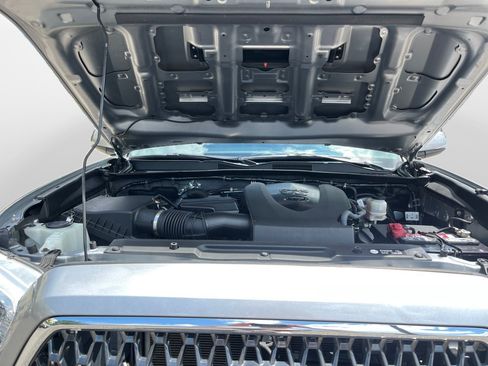 Used 2018 Toyota Tacoma TRD Sport AWD/4WD image 16