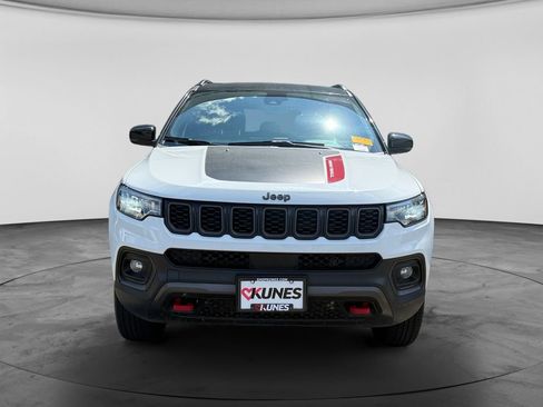 Used 2025 Jeep Compass Trailhawk AWD/4WD image 3