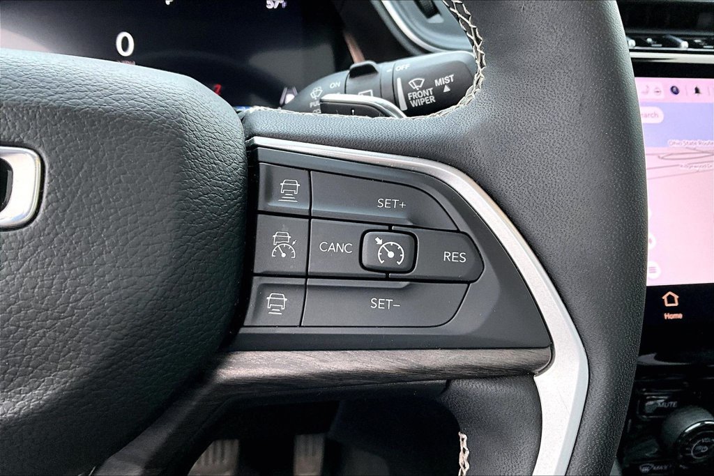 Used 2023 Jeep Grand Cherokee Limited w/ Black Appearance Package AWD/4WD image 13