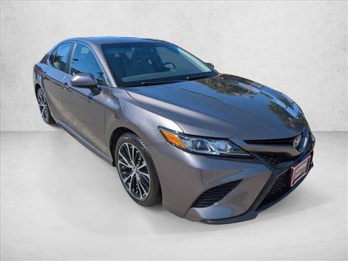 Used 2018 Toyota Camry SE FWD image 3