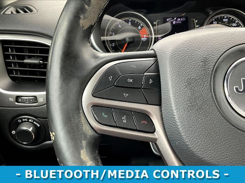 Used 2020 Jeep Cherokee Latitude w/ Cold Weather Group FWD image 11