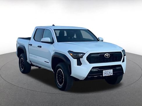 Used 2025 Toyota Tacoma TRD Off-Road image 3