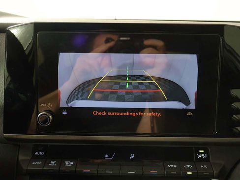 Used 2025 Toyota Camry LE w/ Convenience Package image 39