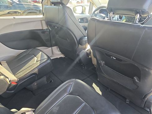 Used 2023 Chrysler Pacifica Touring-L image 10