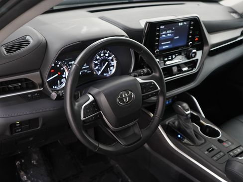 Used 2022 Toyota Highlander XLE AWD/4WD image 21