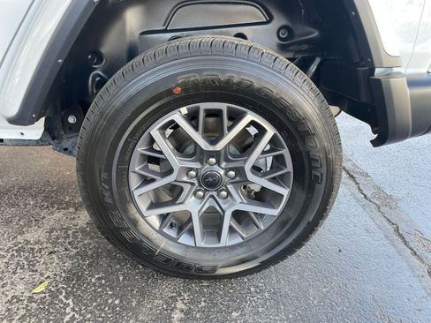 Used 2025 Jeep Wrangler Sahara image 29