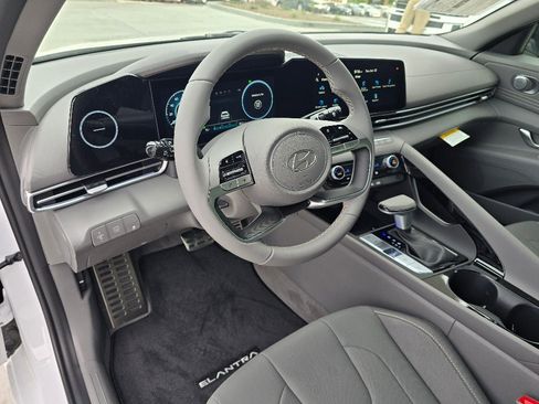 New 2025 Hyundai Elantra SEL image 13