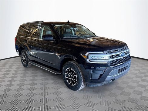 Used 2023 Ford Expedition XLT image 4