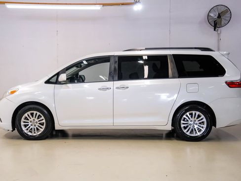 Used 2016 Toyota Sienna XLE w/ XLE Navigation Package FWD image 15