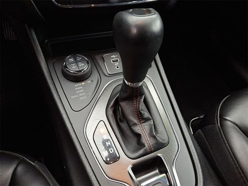 Used 2020 Jeep Cherokee Trailhawk w/ Comfort/Convenience Group image 15