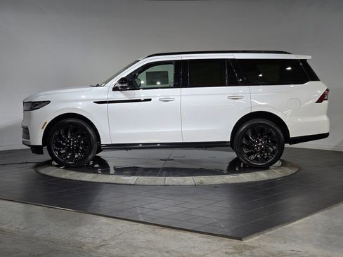 New 2025 Lincoln Navigator Reserve w/ Jet Appearance Package image 5