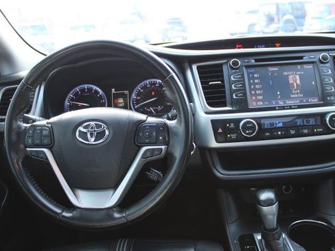 Used 2019 Toyota Highlander SE image 11