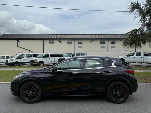 Used 2017 INFINITI QX30 Premium w/ Navigation Package image 5