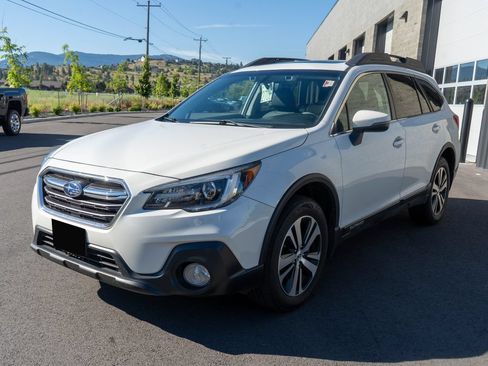 Used 2018 Subaru Outback 3.6R Limited AWD/4WD image 3
