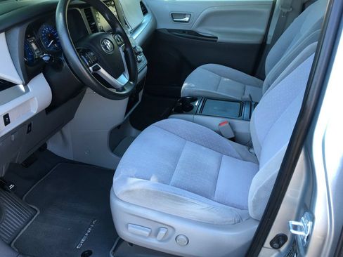 Used 2020 Toyota Sienna LE w/ Carpet Mat Package FWD image 21