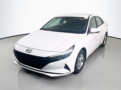 Used 2022 Hyundai Elantra SE FWD image 4