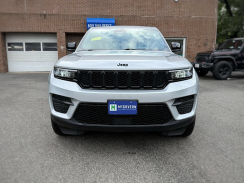 Used 2025 Jeep Grand Cherokee Altitude AWD/4WD image 2