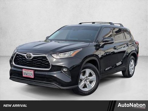 Used 2020 Toyota Highlander LE FWD image 1
