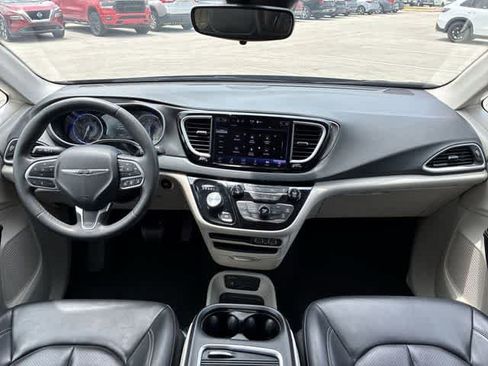Used 2023 Chrysler Pacifica Touring-L FWD image 20