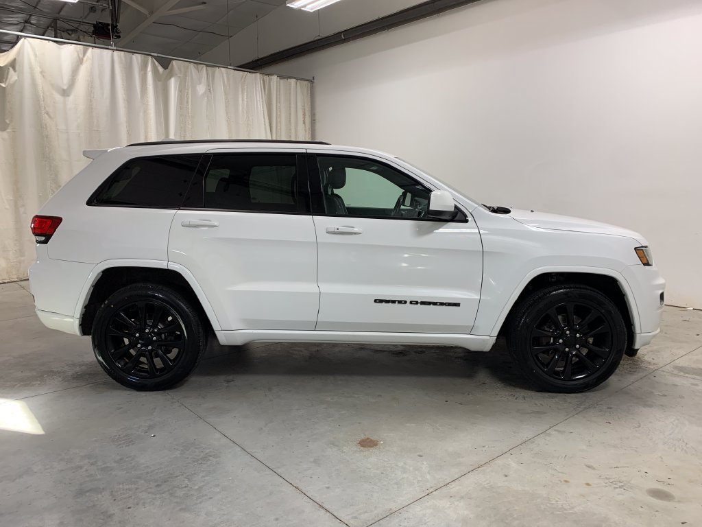 Used 2018 Jeep Grand Cherokee Altitude AWD/4WD image 12