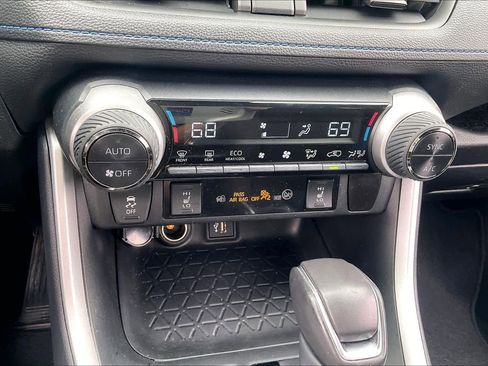 Used 2024 Toyota RAV4 SE w/ Convenience Package AWD/4WD image 33