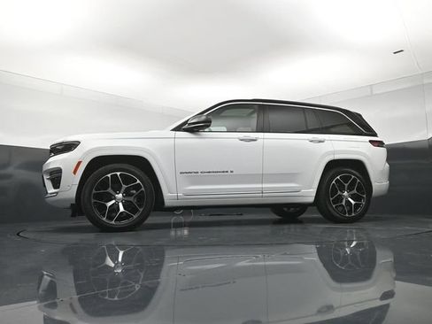Used 2025 Jeep Grand Cherokee Summit AWD/4WD image 21