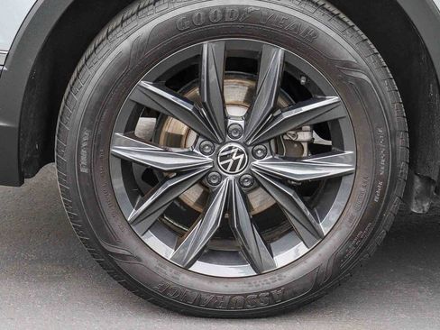 Used 2024 Volkswagen Tiguan SE w/ Panoramic Sunroof Package FWD image 7