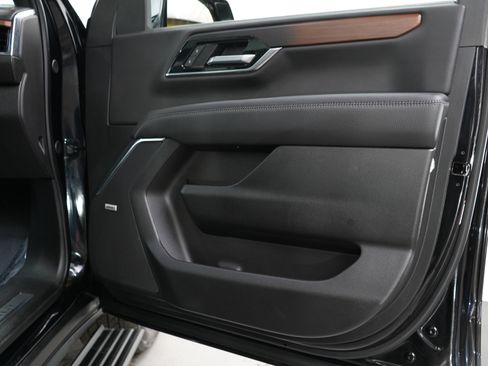 Used 2025 GMC Yukon XL Denali w/ Denali Reserve Package AWD/4WD image 9