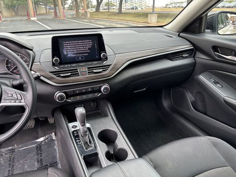 Used 2025 Nissan Altima 2.5 SV image 30