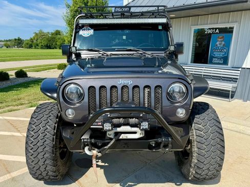 Used 2017 Jeep Wrangler Unlimited Rubicon w/ Connectivity Group AWD/4WD image 3