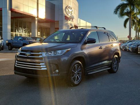 Used 2017 Toyota Highlander XLE image 2