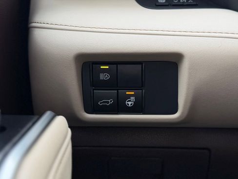 Used 2021 Toyota Highlander Limited image 17