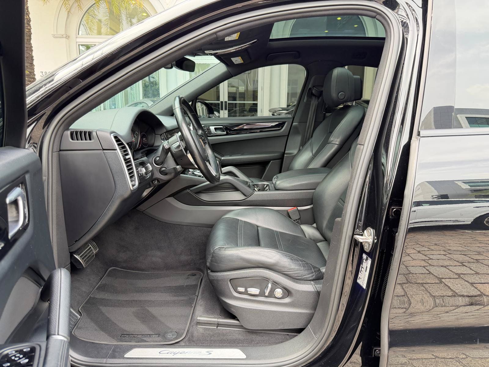 Used 2020 Porsche Cayenne S AWD/4WD image 30