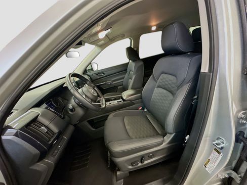 Used 2024 Nissan Pathfinder SV image 13