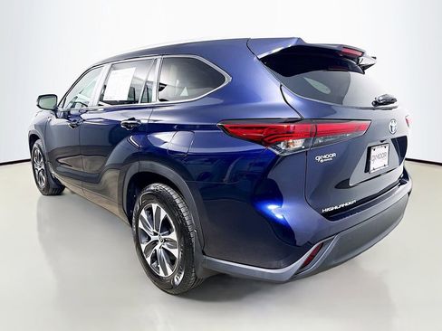 Used 2023 Toyota Highlander XLE AWD/4WD image 5