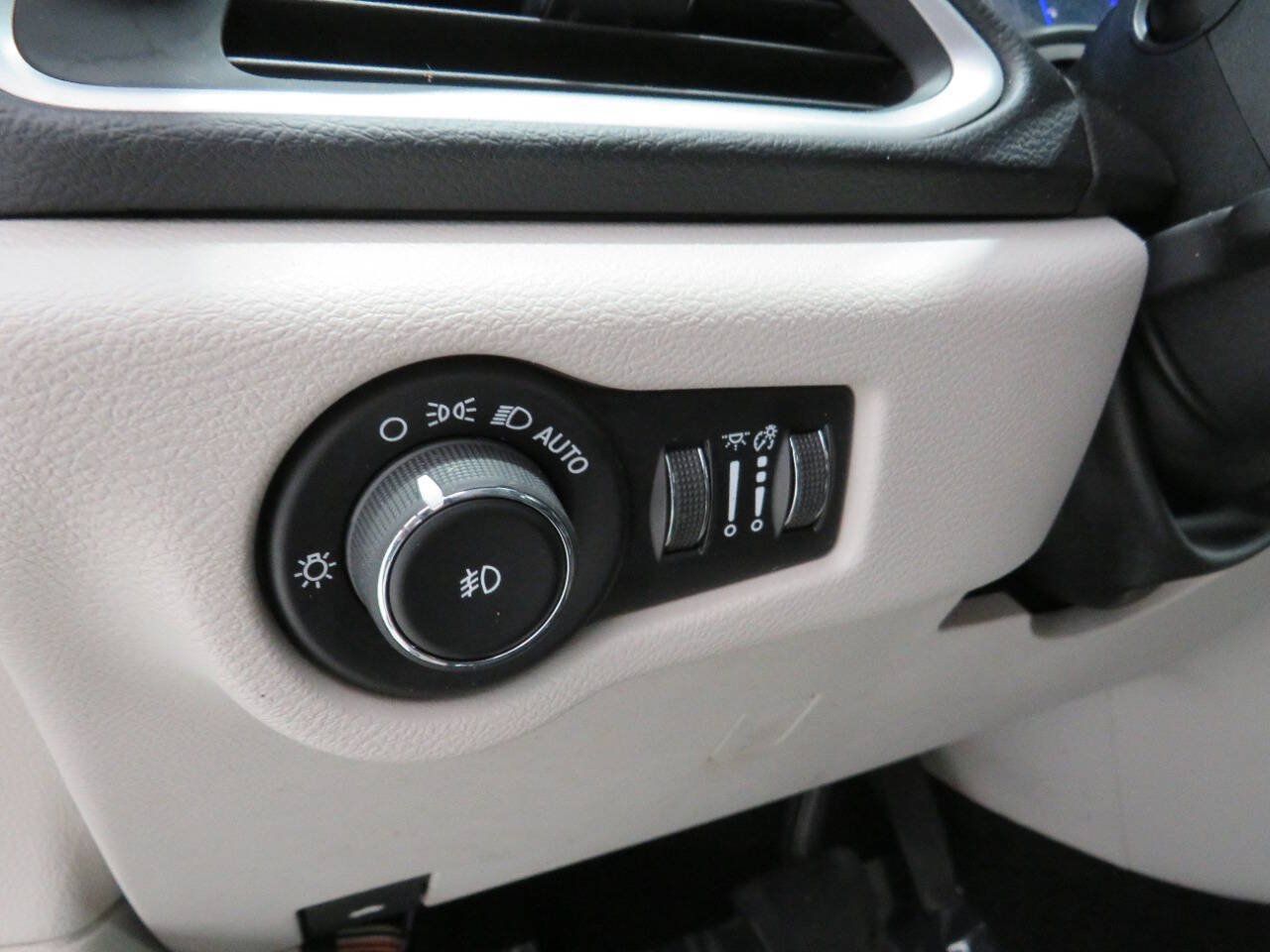 Used 2019 Chrysler Pacifica Touring-L FWD image 25
