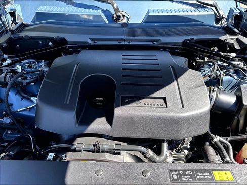 Used 2024 Land Rover Defender 110 X-Dynamic SE AWD/4WD image 10
