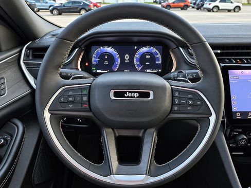 Used 2024 Jeep Grand Cherokee Limited w/ Black Appearance Package AWD/4WD image 21