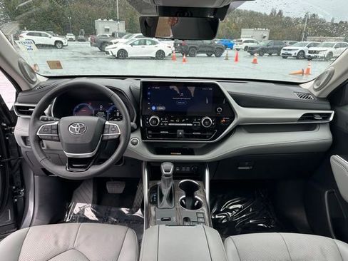 Certified 2025 Toyota Highlander Platinum image 16