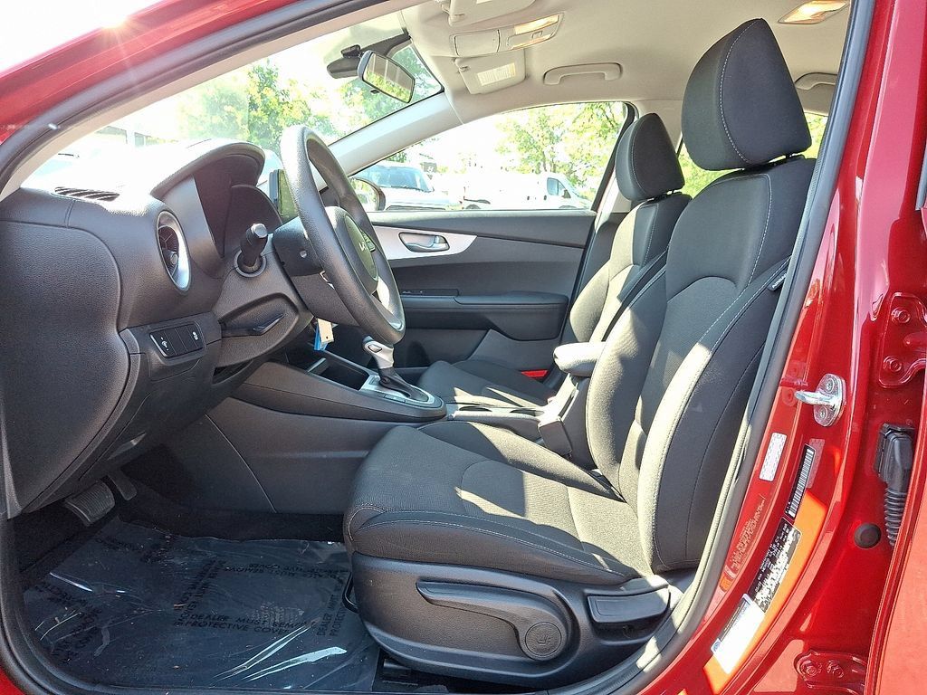 Used 2022 Kia Forte LXS FWD image 13