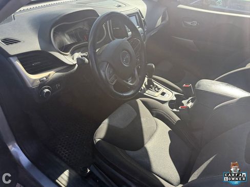 Used 2017 Jeep Cherokee Sport FWD image 17